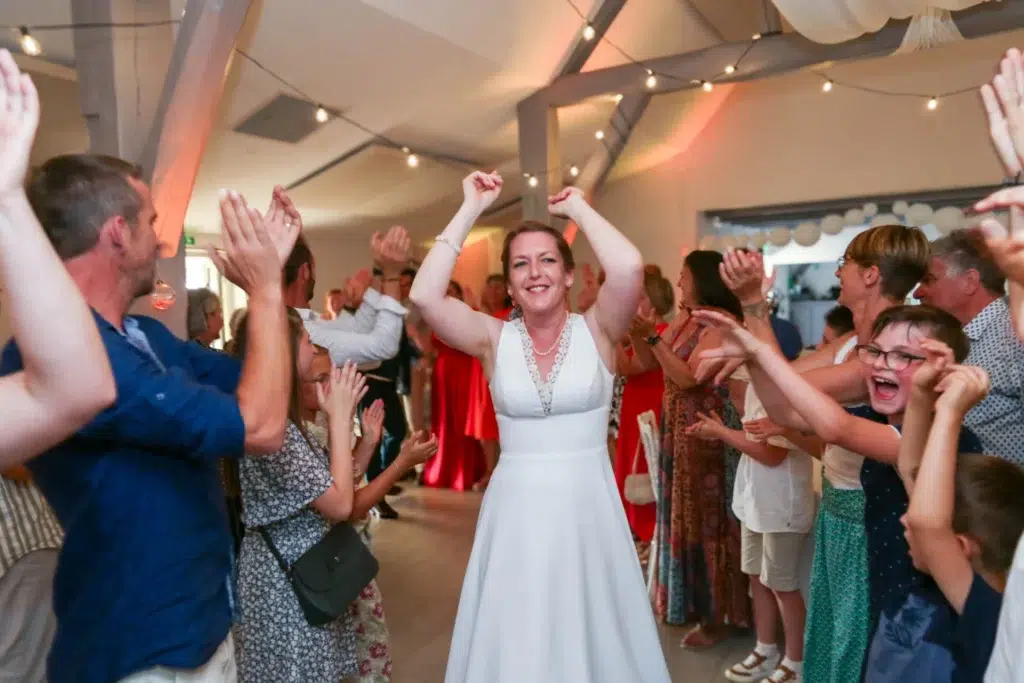 Mariée dansant avec ses invités lors de la soirée de mariage