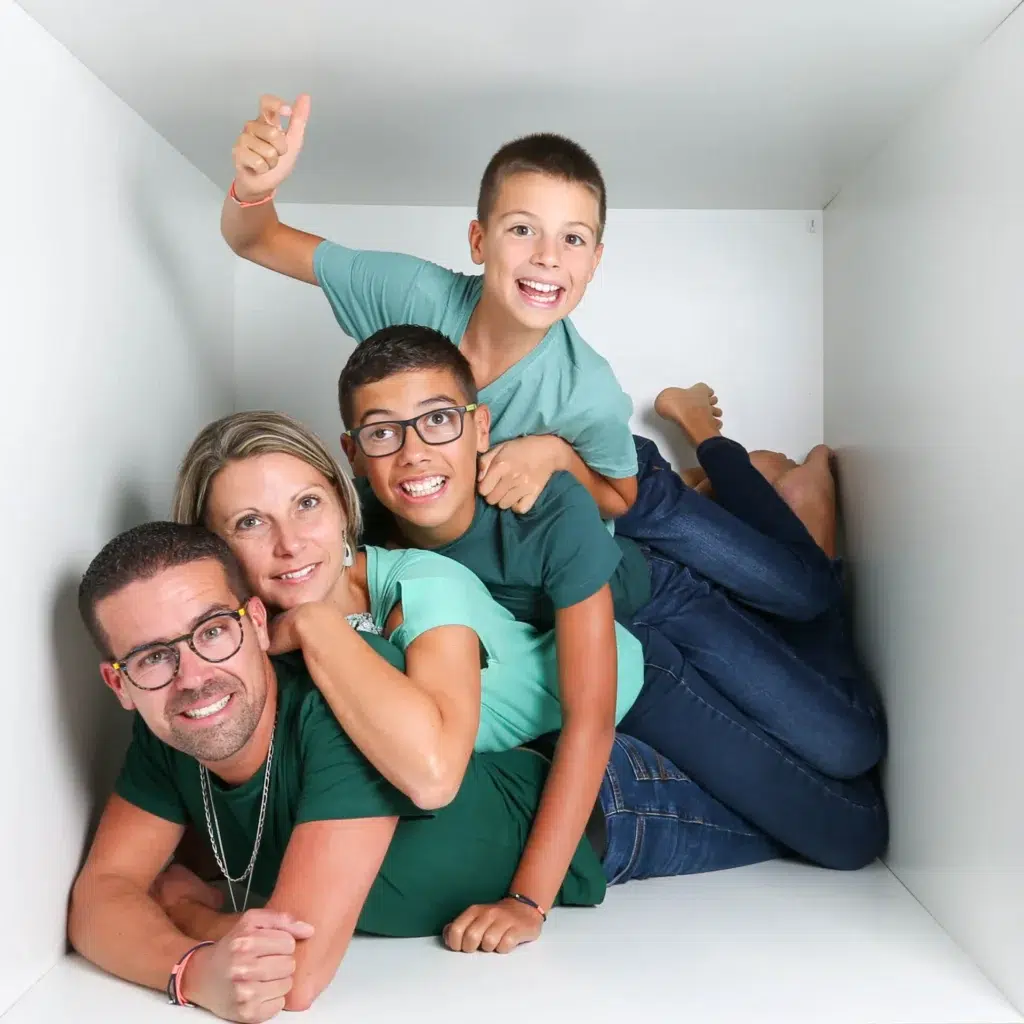 Famille souriante lors d'une séance photo In The Box en studio
