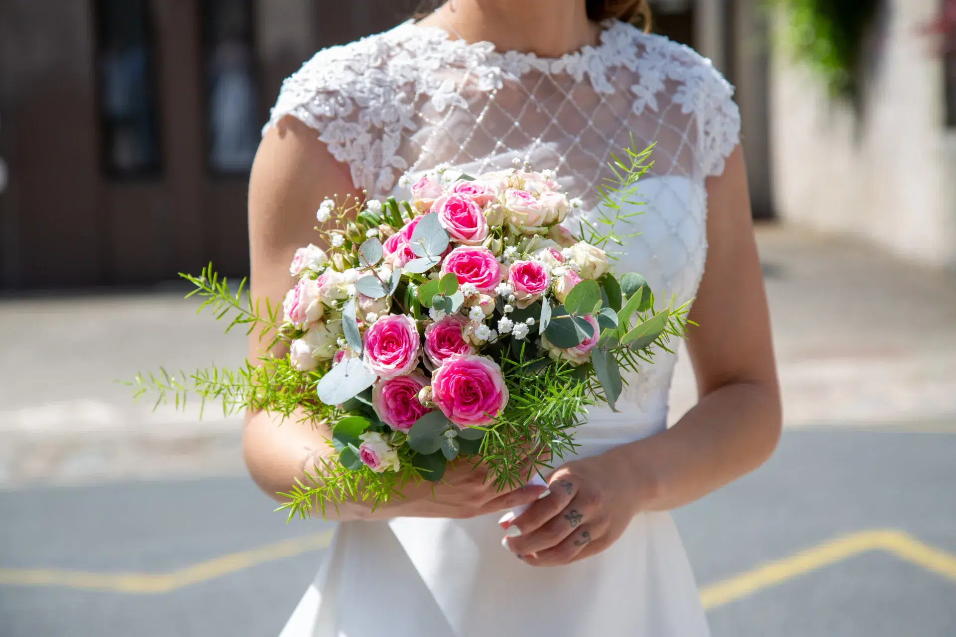Bouquet de mariée coloré tenu par la mariée le jour de son mariage